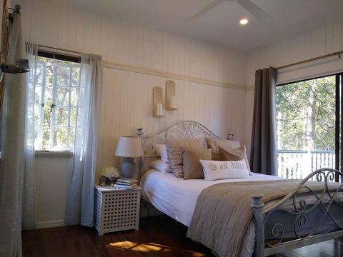 Lake Weyba Noosa Lodge & Kangaroos - Kalgoorlie Accommodation 1