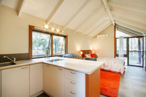 Airlie Beach Eco Cabins - Adults Only - Kalgoorlie Accommodation 12