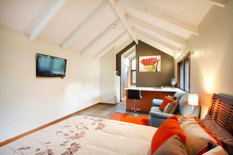 Airlie Beach Eco Cabins - Adults Only - Kalgoorlie Accommodation 9