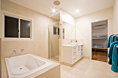 Whitsunday Luxury Homes - Kalgoorlie Accommodation 24