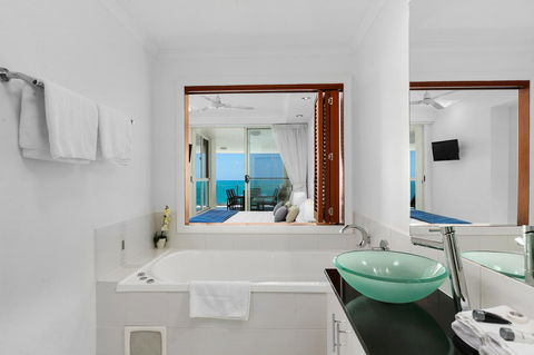 Bellevue At Trinity Beach - Kalgoorlie Accommodation 3