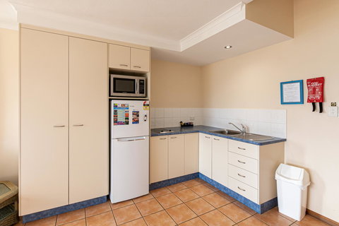 Sunlit Waters Studio Apartments - Kalgoorlie Accommodation 40