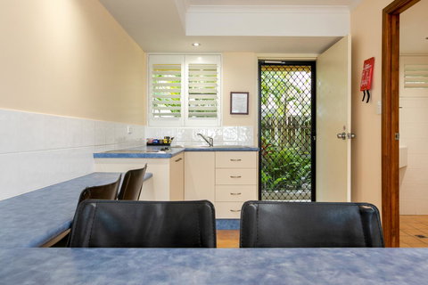 Sunlit Waters Studio Apartments - Kalgoorlie Accommodation 28