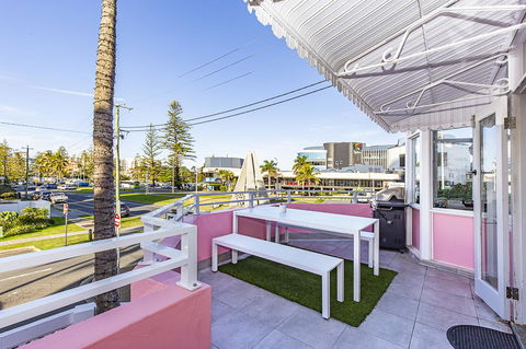 The Pink Hotel Coolangatta - Kalgoorlie Accommodation 6