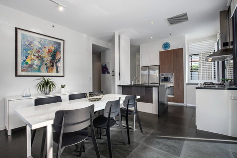 Ultra Broadbeach - Kalgoorlie Accommodation 24