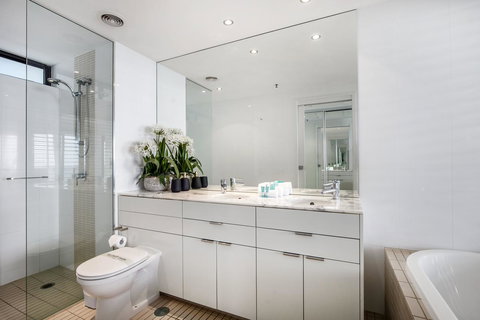 Ultra Broadbeach - Kalgoorlie Accommodation 14