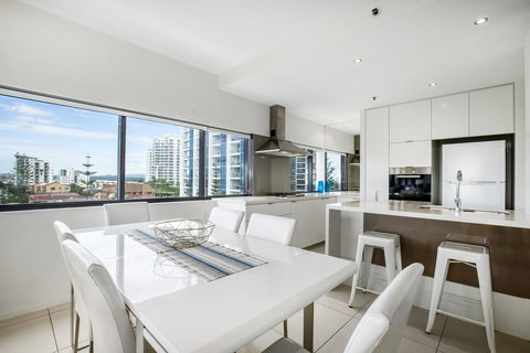 Ultra Broadbeach - Kalgoorlie Accommodation 9