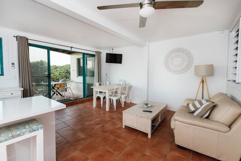 White Waves On The Beach - Kalgoorlie Accommodation 1