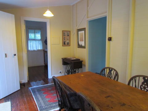 Whitsunday Cane Cutters Cottage - Kalgoorlie Accommodation 3