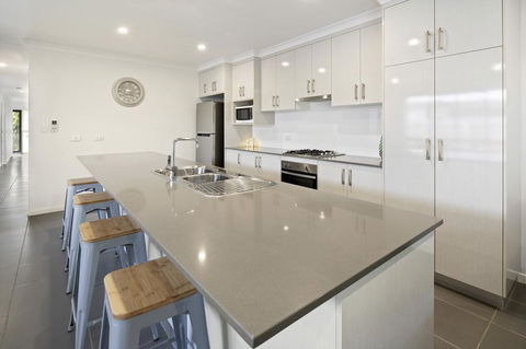 Whitsunday Family Escape - Kalgoorlie Accommodation 1