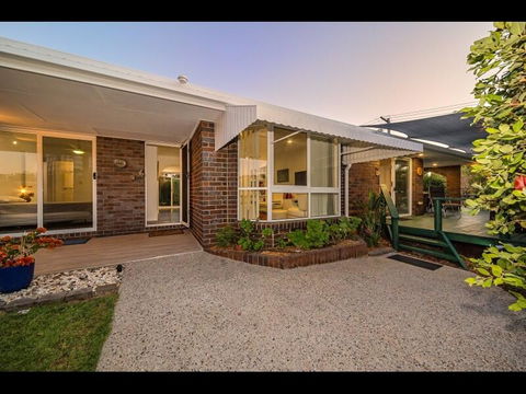 Woorim Secluded Palms Cottage - Kalgoorlie Accommodation 0