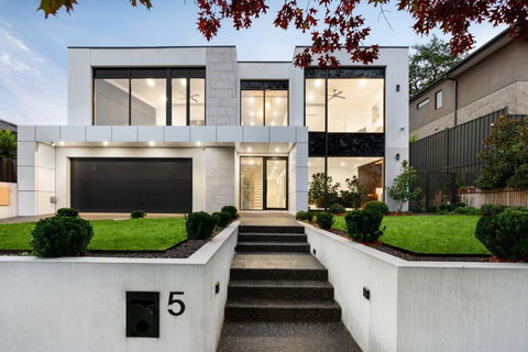 5 Ensuite Luxury Holiday House Balwyn North - Kalgoorlie Accommodation 0