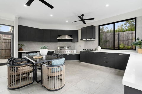 5 Ensuite Luxury Holiday House Balwyn North - Kalgoorlie Accommodation 4