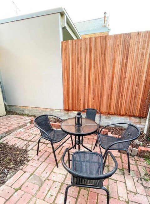 A Beautiful Terrace House With Parking & Courtyard - Kalgoorlie Accommodation 3