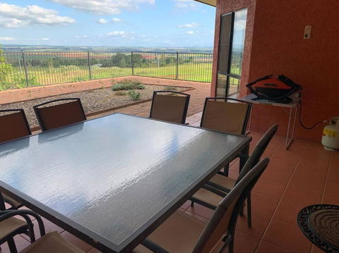 A Picturesque 3 Bedroom House With Splendid Views - Kalgoorlie Accommodation 1