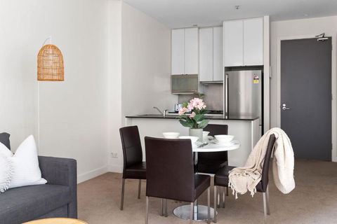 A Stylish & Central 2BR Apt Near Flinders Station - Kalgoorlie Accommodation 4