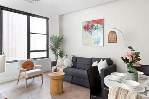 A Stylish & Central 2BR Apt Near Flinders Station - Kalgoorlie Accommodation 1
