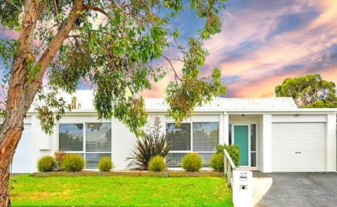 A Wave From It All - Kalgoorlie Accommodation 1