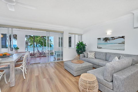Absolute Beachfront 2 Bedroom Apartment Alassio Palm Cove - Kalgoorlie Accommodation 2