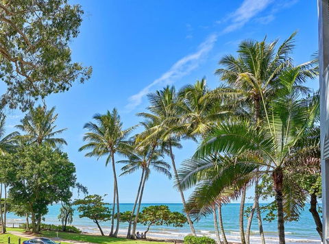 Absolute Beachfront 2 Bedroom Apartment Alassio Palm Cove - Kalgoorlie Accommodation 3