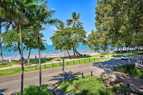 Absolute Beachfront 2 Bedroom Apartment Alassio Palm Cove - Kalgoorlie Accommodation 0