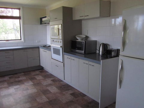 Acacia Cottage - Kalgoorlie Accommodation 3