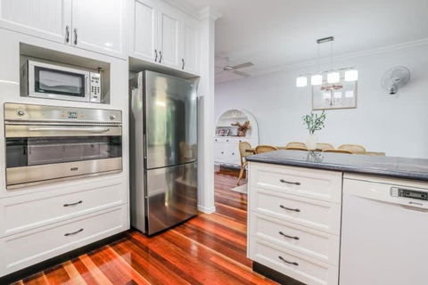 Agnes Bliss - Stunning, Centrally Located Four-Bedroom Beach House - Kalgoorlie Accommodation 4
