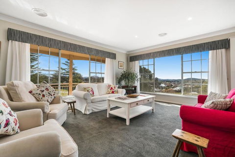 A House With A View, Molong. NSW - Kalgoorlie Accommodation 0