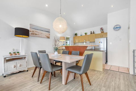 Andari Apartment 2, Sunshine Beach, Beachfront Street And Just Steps To Surf-club - Kalgoorlie Accommodation 2