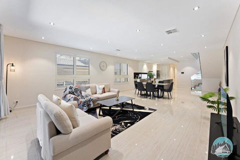 Aircabin - Eastwood - Luxury - 4 Bedrooms House - Kalgoorlie Accommodation 0