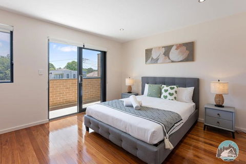 Aircabin - Eastwood - Luxury - 4 Bedrooms House - Kalgoorlie Accommodation 1