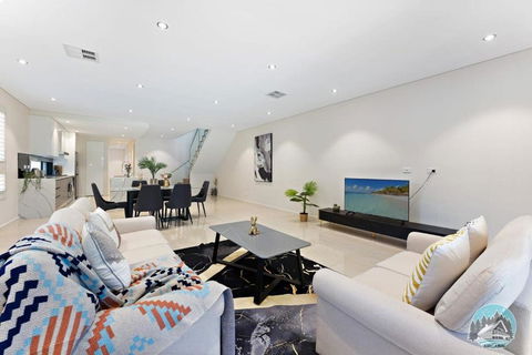Aircabin - Eastwood - Luxury - 4 Bedrooms House - Kalgoorlie Accommodation 3