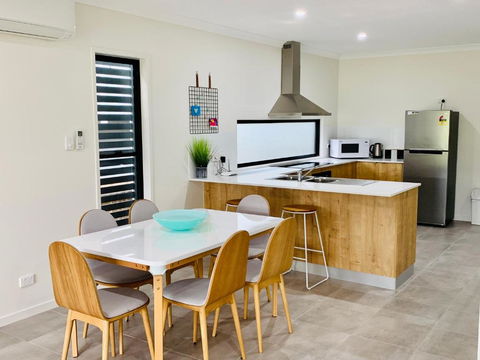 AIRLIE BEACH Delight. Hop, Skip Jump To Everything - Kalgoorlie Accommodation 2