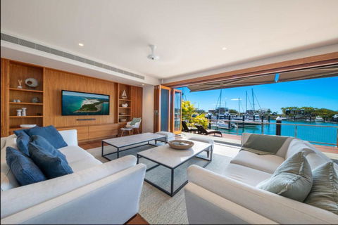 Airlie Beach Marina-Front Luxury At 10 The Cove - Kalgoorlie Accommodation 0