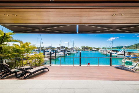 Airlie Beach Marina-Front Luxury At 10 The Cove - Kalgoorlie Accommodation 1