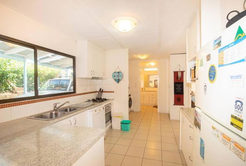 Allamanda Cottage - Close To Beach - Pet Friendly - Kalgoorlie Accommodation 2
