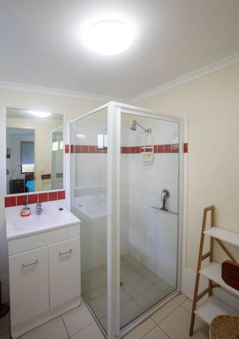Allamanda Cottage - Close To Beach - Pet Friendly - Kalgoorlie Accommodation 4