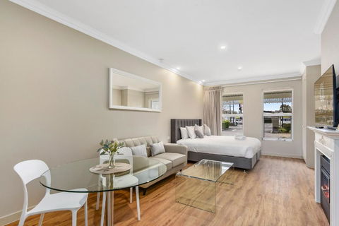 Aloha Central Luxury Accommodation - Kalgoorlie Accommodation 0