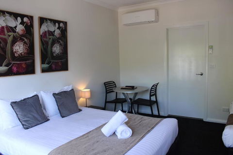 Alpine Hotel Bright - Kalgoorlie Accommodation 2