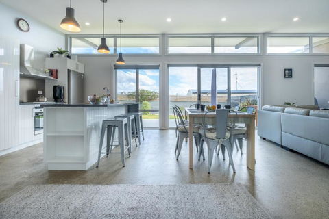 Amaroo 1 - Freycinet Holiday Houses - Kalgoorlie Accommodation 0
