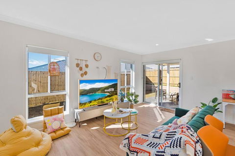 Amazing 4 Rooms House Near SpringField Lakes - Kalgoorlie Accommodation 0