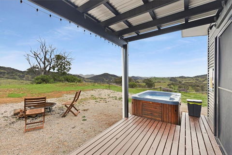 Amethyst - 1 Bed With Hot Tub - Kundalini Lodge - Kalgoorlie Accommodation 2