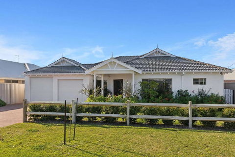 Allumina - Stylish Pet Friendly Beachside Retreat - Kalgoorlie Accommodation 0