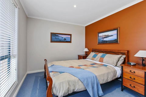 Apollo Bay Hideaway 5 Minute Walk To The Beach - Kalgoorlie Accommodation 3