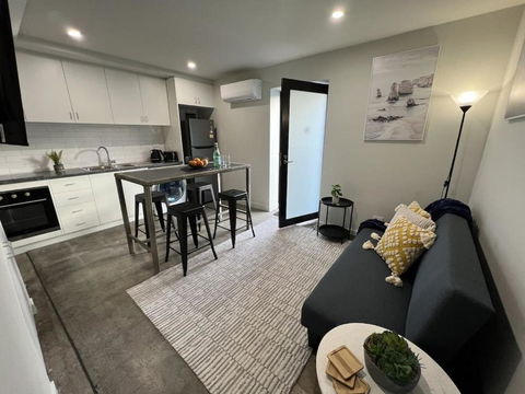 Apt With Aircon & Loft Bedroom Great Location - Kalgoorlie Accommodation 1