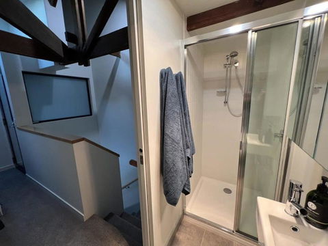 Apt With Aircon & Loft Bedroom Great Location - Kalgoorlie Accommodation 4