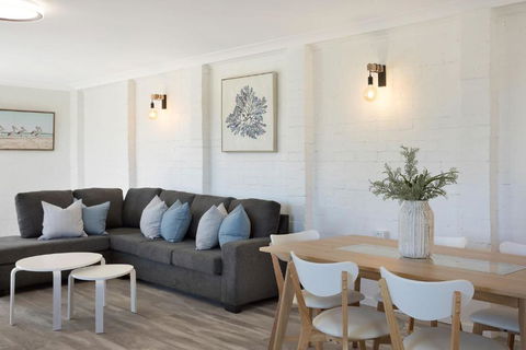 Aque Blu - 11 Hillcrest Ave North Narooma - Kalgoorlie Accommodation 4