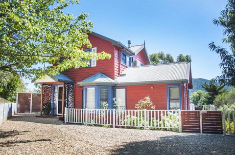 Artee House - A Bright Escape - Kalgoorlie Accommodation 0