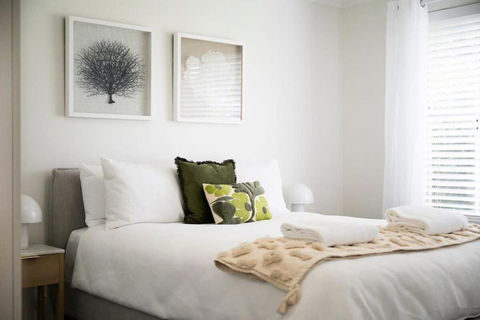Artful Abode - Duntryleague, Vibrant Decor - Kalgoorlie Accommodation 1