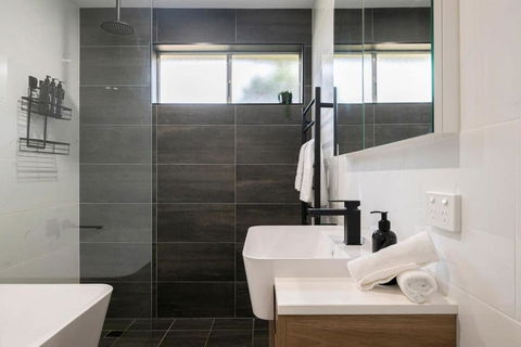 Artful Abode - Duntryleague, Vibrant Decor - Kalgoorlie Accommodation 2